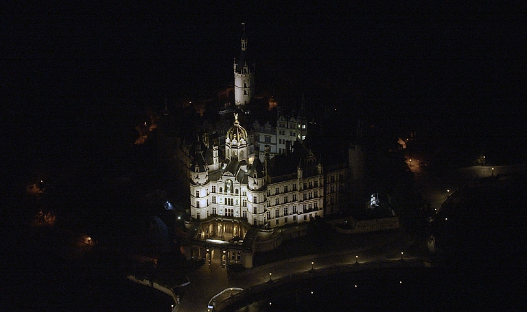 Das Schweriner Schloss bei nacht © imFilm-Verleih