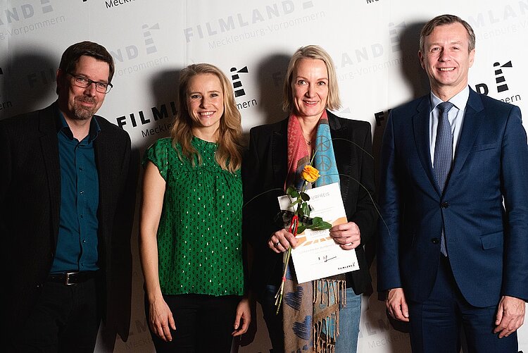 FILMLAND MV-Geschäftsführer Volker Kufahl, Preispatin Susanne Bormann, LiWu-Betreiberin Anne Kellner und der Chef der Staatskanzlei MV, Dr. Heiko Geue © Jacob waak/FILMLAND MV