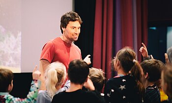 Auftritt von Meeresbiologe Uli Kunz bei einer Vorführung des bliebetesten SchulKinoWochen-Films „Checker Tobi und das Geheimnis unseres Planeten“ im Schweriner Megamovies Copyright: Jacob Waak