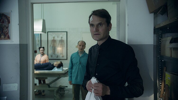 Spitzenreiter bei den Streamings: Der deutsche Spielfilm IRGENDWANN IST AUCH MAL GUT von Regisseur Christian Werner (Produktion: Venice Pictures, ZDF/Das kleine Fernsehspiel, Redaktion: Burkhard Althoff) © Anne Bolick 