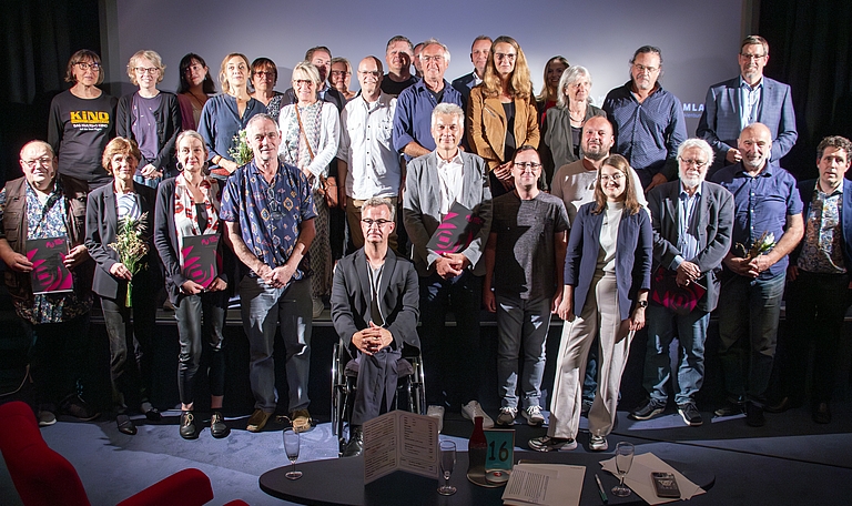 Gruppenfoto aller Preisträgerinnen und Preisträger KinoKulturPreis 2023 (c) FILMLAND MV Jörn Manzke