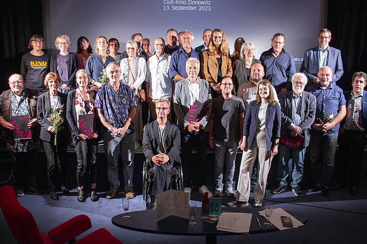 Gruppenfoto aller Preisträgerinnen und Preisträger KinoKulturPreis 2023 (c) FILMLAND MV Jörn Manzke