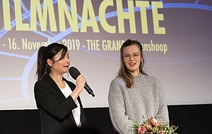 Regisseurin Mariko Minoguchi und Schauspielerin Saskia Rosendahl nahmen den Publikumspreis für den Spielfilm "Mein Ende.Dein Anfang" entgegen. © Pehnert & Hoffmann