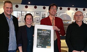 Zum Auftakt der SCHULKINOWOCHE MV im CineStar Stralsund am 7.11. erhielt die FILMLAND MV gGmbH eine Urkunde über die "erfolgreiche Teilnahme an der Forschungsbörse zum Wissenschaftsjahr Meere und Ozeane" des Bundesbildungsministeriums. V.l.n.r.: Theater