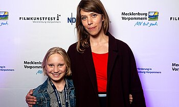SYSTEMSPRENGER-Darstellerin Helena Zengel mit Regisseurin Nora Fingscheidt auf dem 29. FILMKUNSTFEST MV ©Jacob Waak/FILMLAND MV