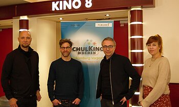 FILMLAND MV-Projektleiter André Lehmann, Schauspieler Andreas Nickl, Moderatorin Inga Behnsen und Vision-Kino-Geschäftsführer Leopold Grün bei der Eröffnung der SchulKinoWoche MV 2021