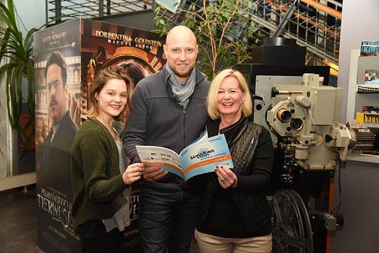 Nele C. und André L. freuen sich mit Frau Daniela See, Geschäftsführerin der Sky Deutschland Service Center GmbH in Schwerin über die Spende für sozial benachteiligte und Flüchtlingskinder.  