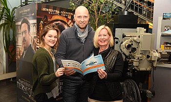 Nele C. und André L. freuen sich mit Frau Daniela See, Geschäftsführerin der Sky Deutschland Service Center GmbH in Schwerin über die Spende für sozial benachteiligte und Flüchtlingskinder.  